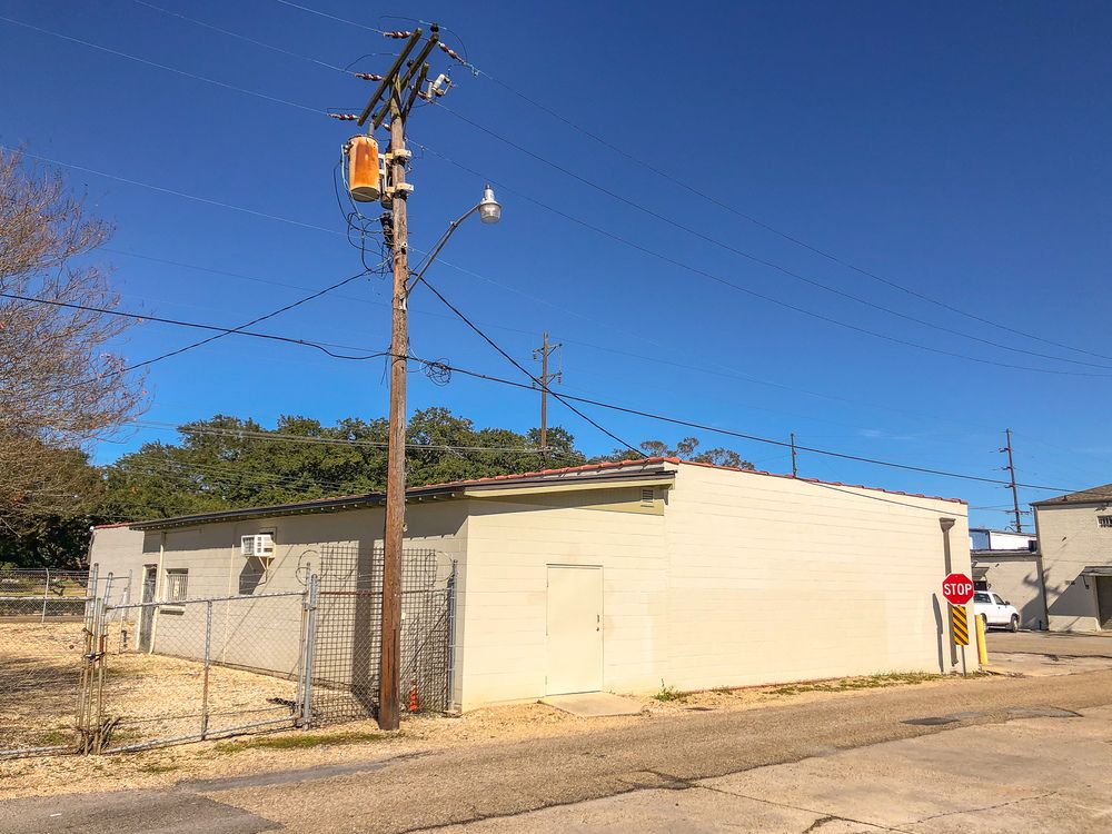Unique Corner Building on Government Street in Mid City: 2882 Government St, Baton Rouge, LA 70806
